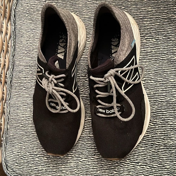 New Balance size 9.5 - Picture 4 of 6